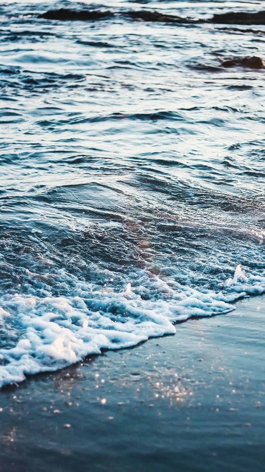 Iphone Xs Crashing Ocean Waves Background