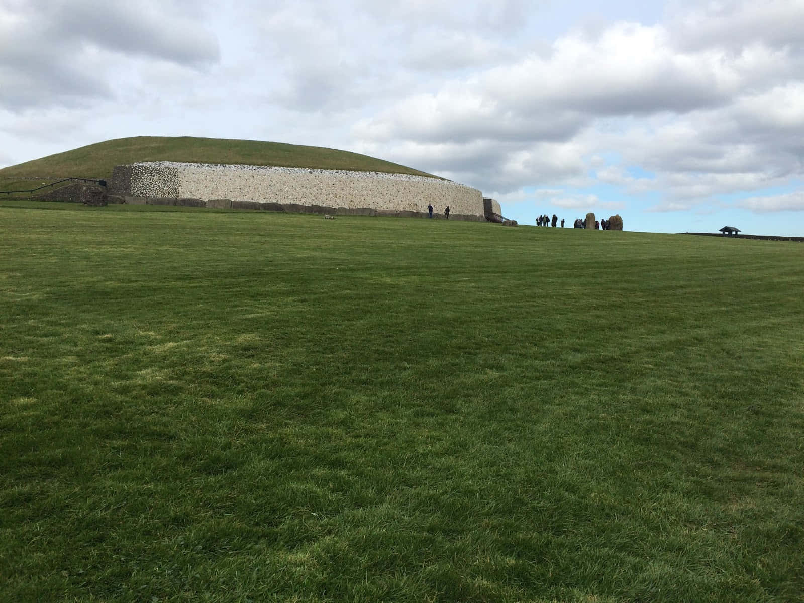 Ireland Stone Tomb Newgrange Side View Background