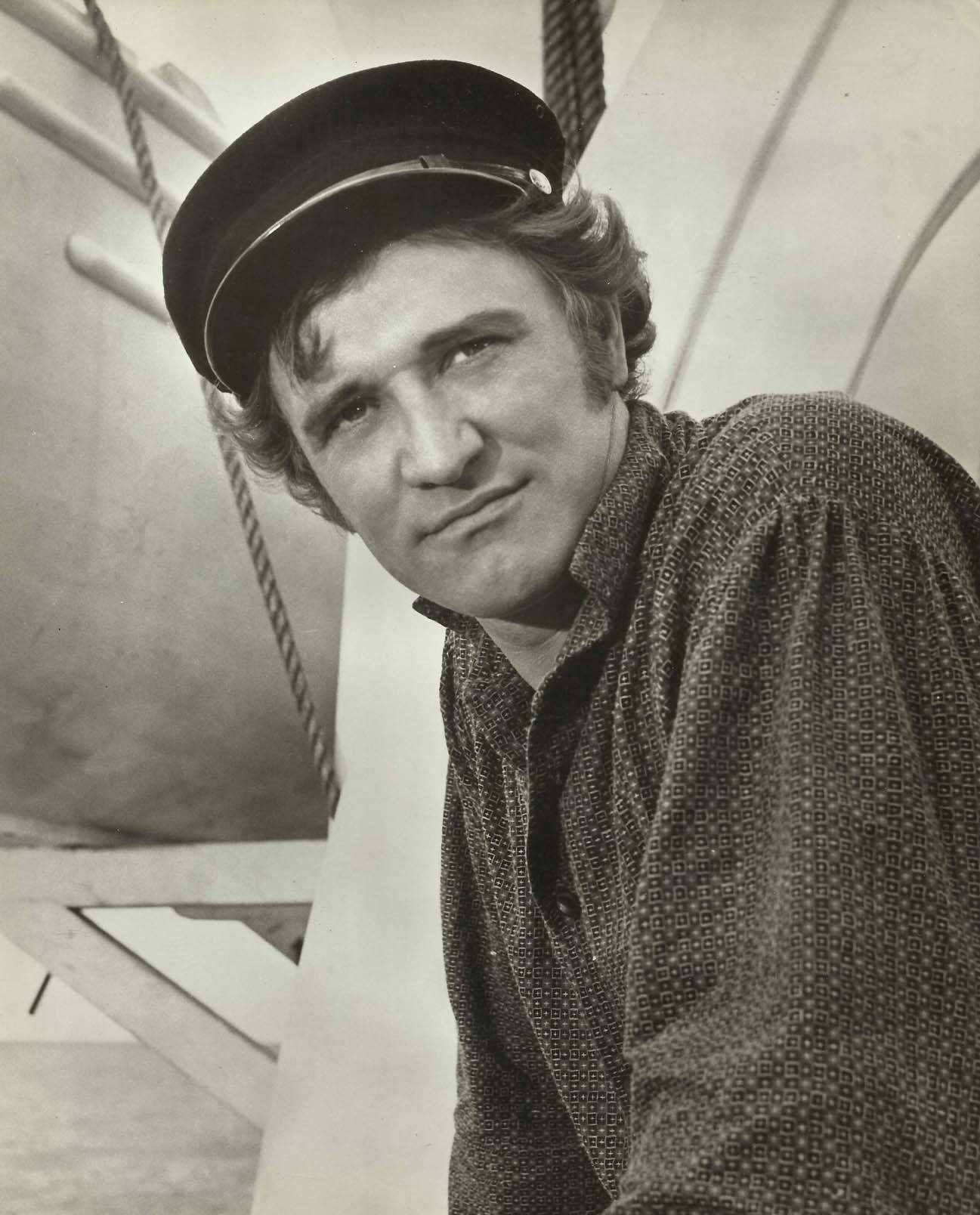 Irish Celebrity Richard Harris As Capt. Rafer Hoxworth Background