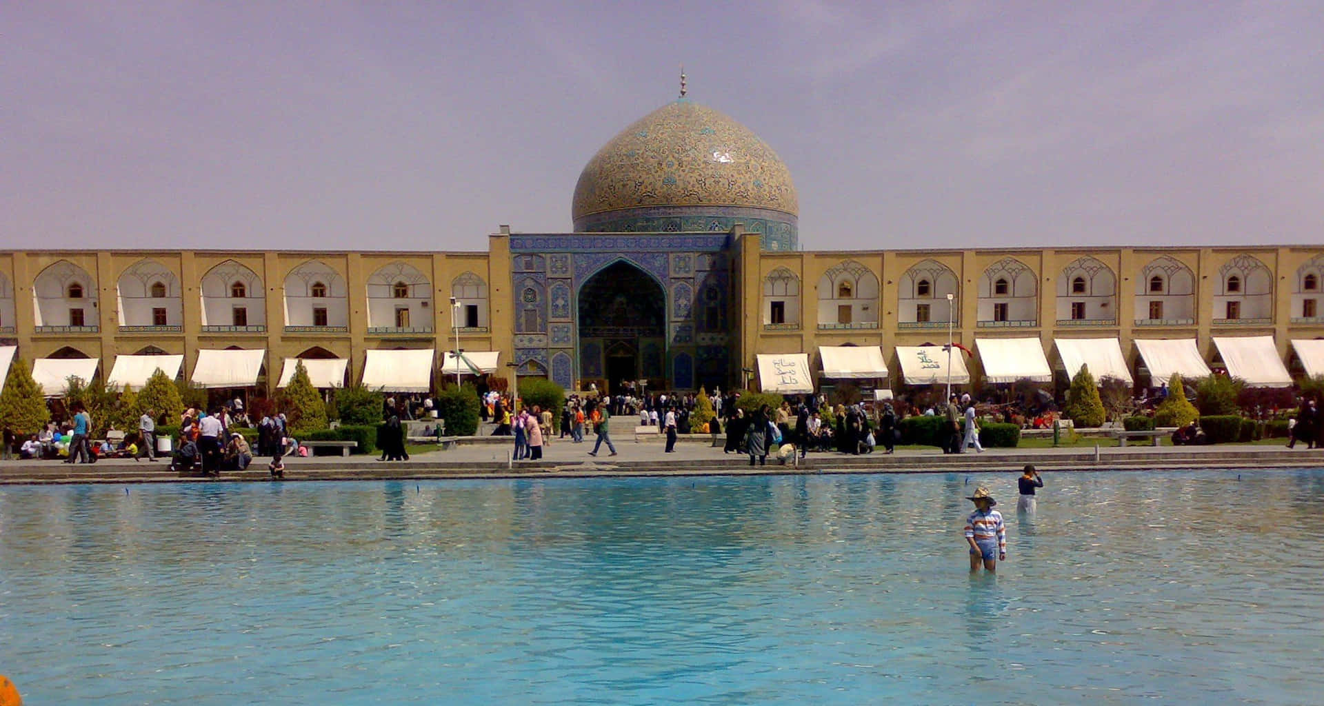 Isfahan People Visiting The Sheikh Lotfollah Background