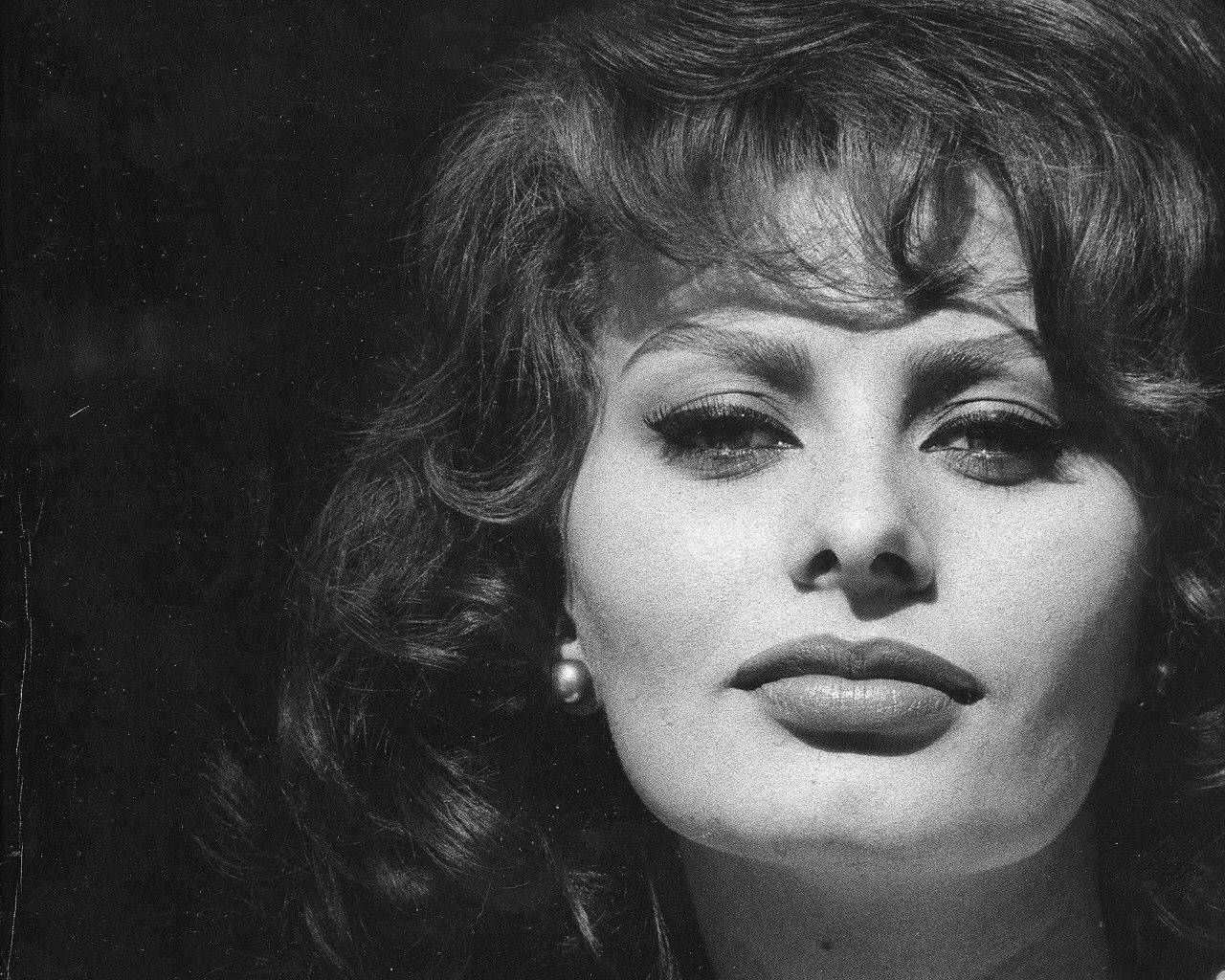 Italian Star Sophia Loren Background