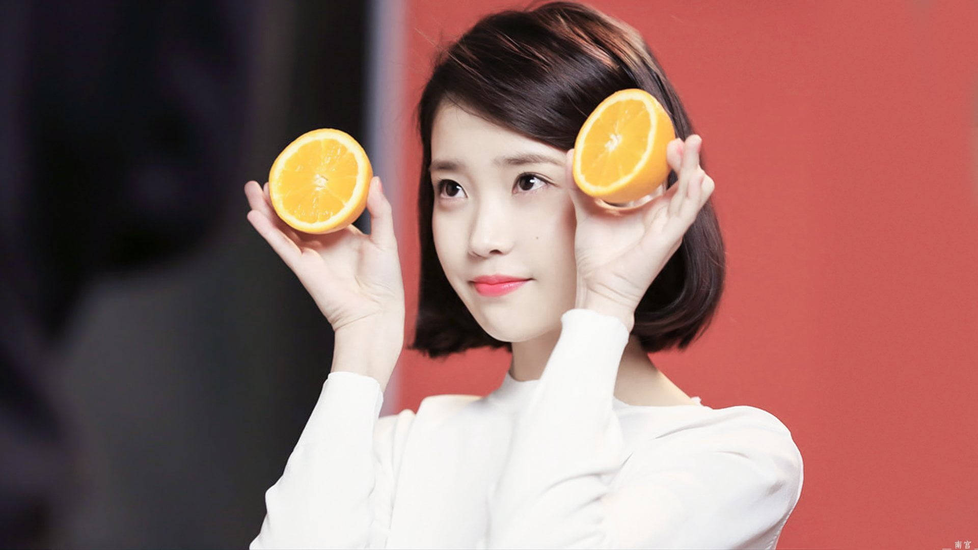 Iu Presenting An Orange Background