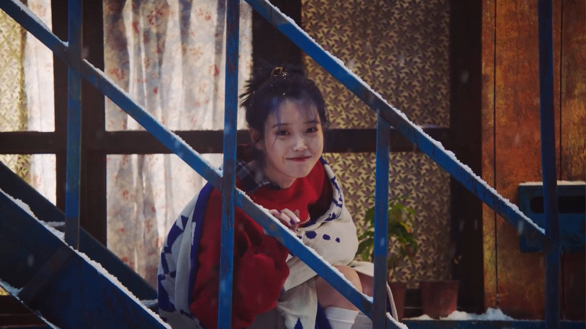 Iu Smiling In Stair Background