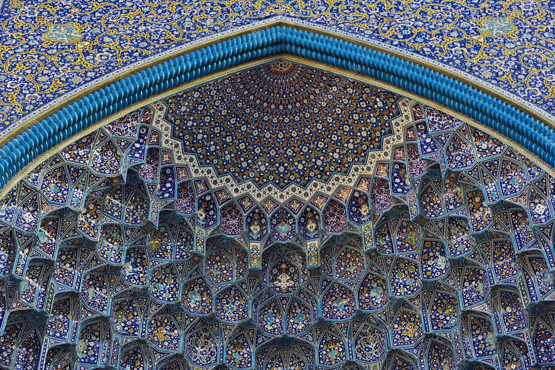 Iwan Entrance Muqarnas Of Ishafan Background