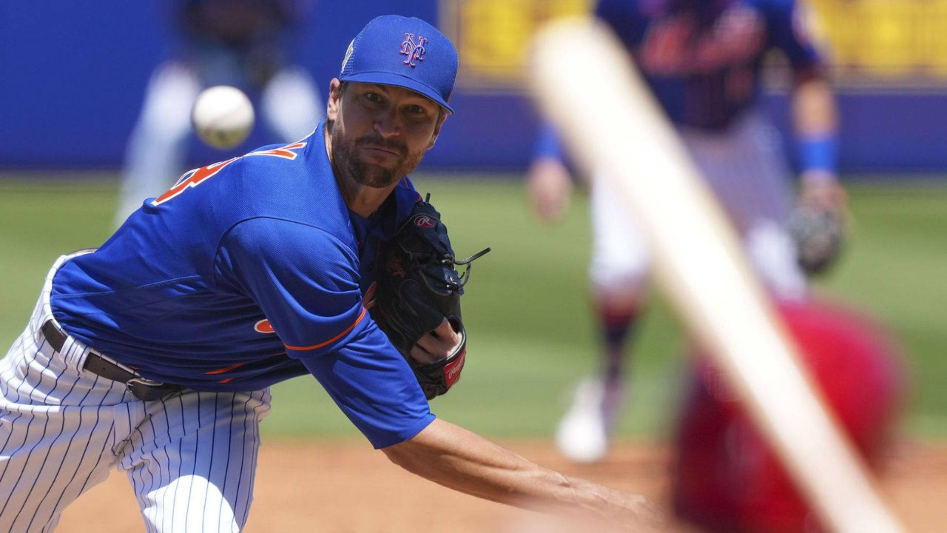 Jacob Degrom Throwing A Ball Background