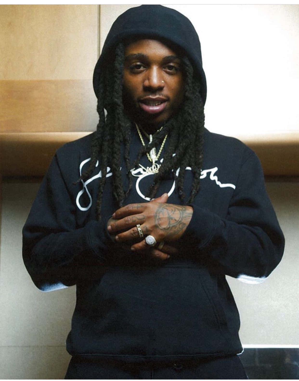 Jacquees Stylish Black Hoodie Background