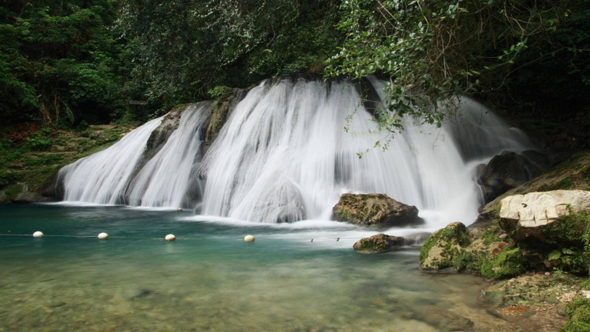 Jamaica Reach Falls Background