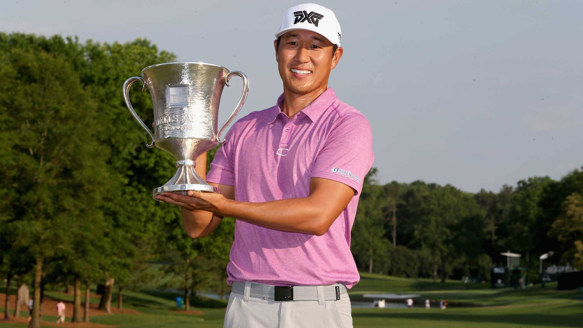 James Hahn Proudly Presenting A Championship Trophy Background