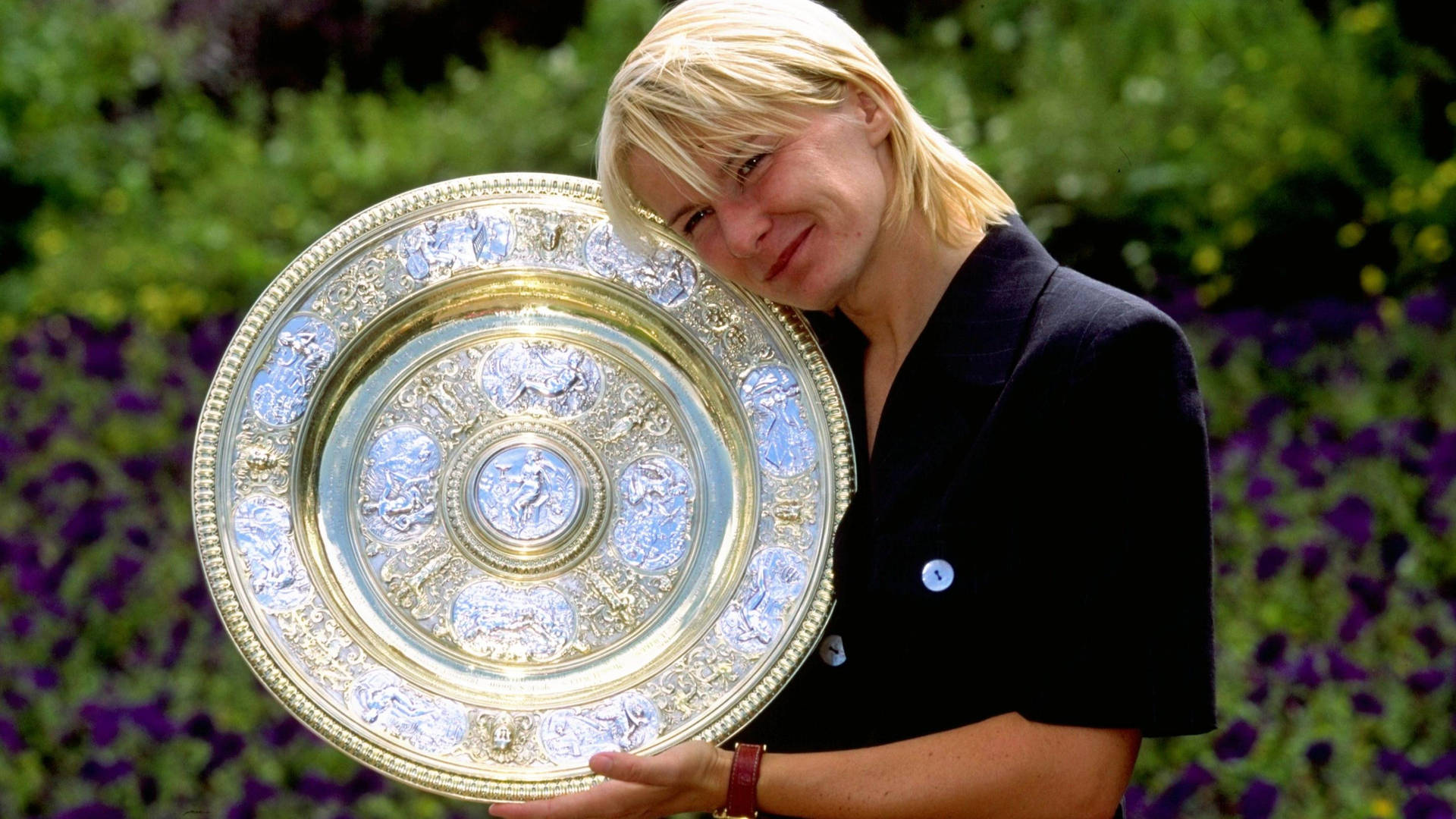 Jana Novotna Holding Trophy Background