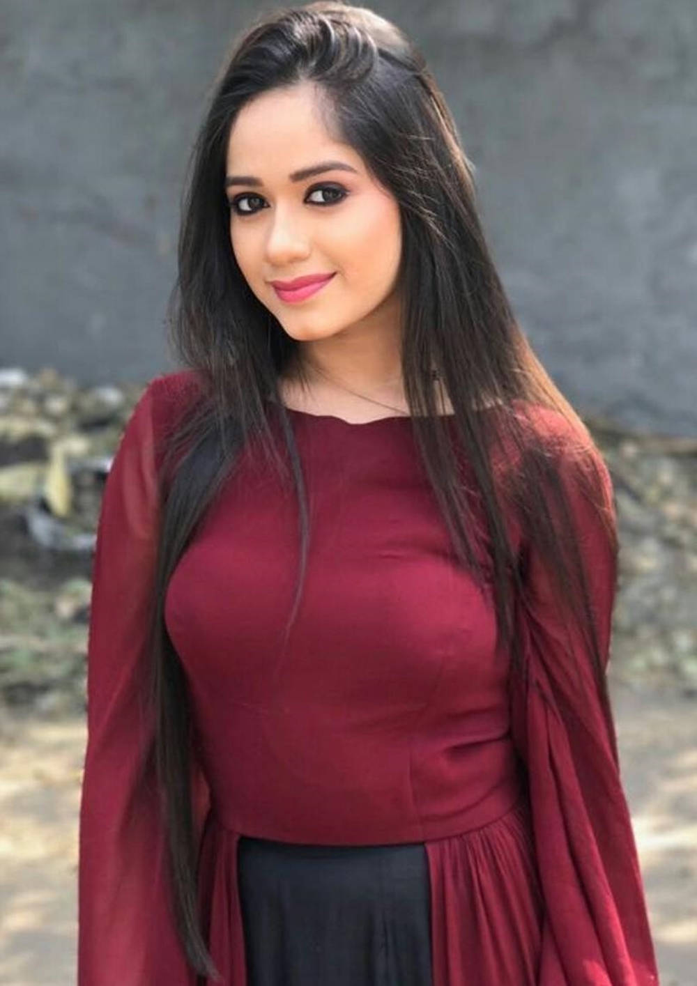Jannat Zubair Flaunting Her Charismatic Smile Background