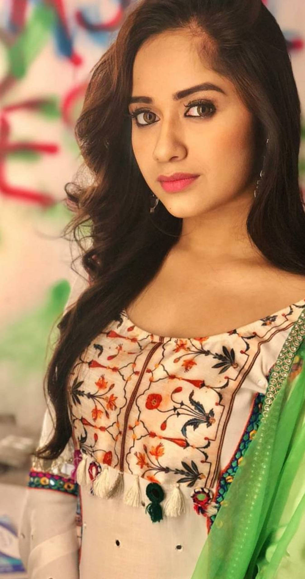 Jannat Zubair With Pretty Saree Background
