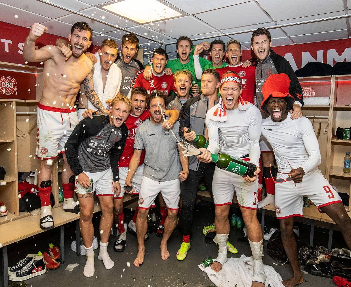 Jannik Vestergaard In The Locker Room Background