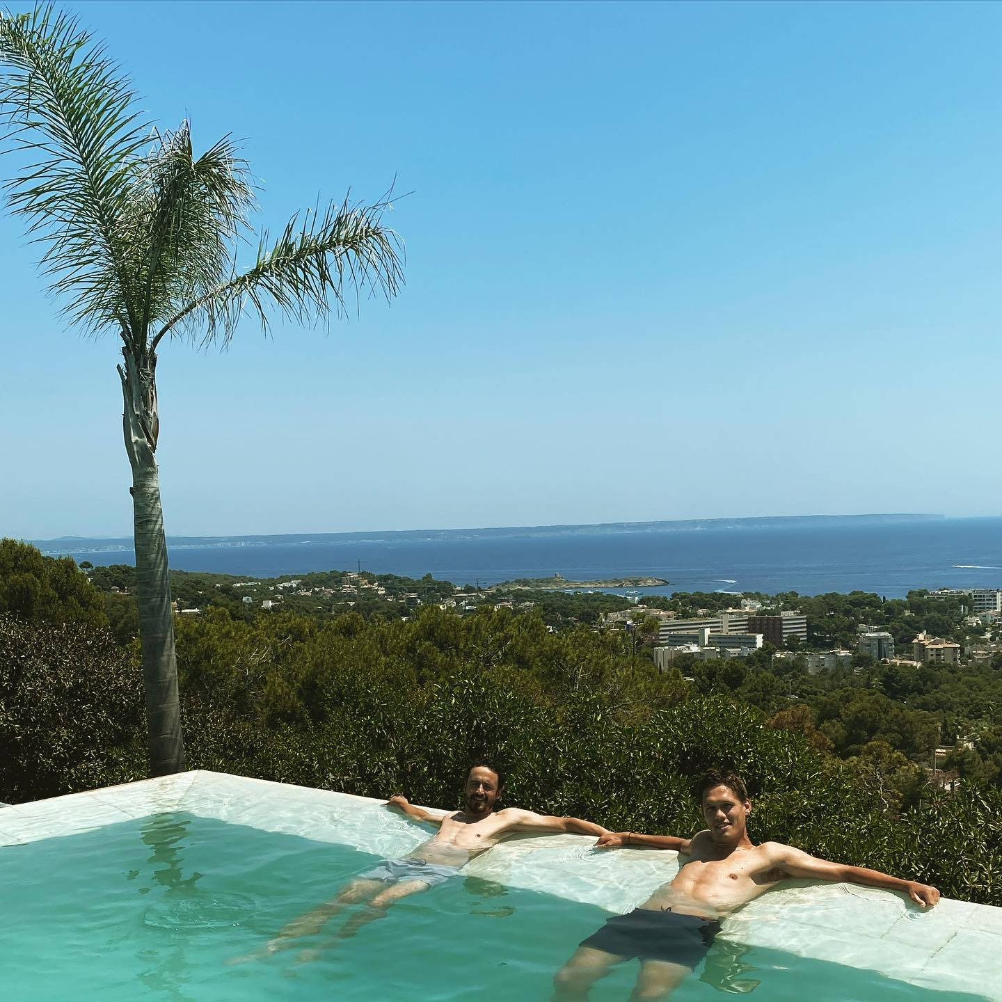 Jannik Vestergaard Relaxing In Pool Background