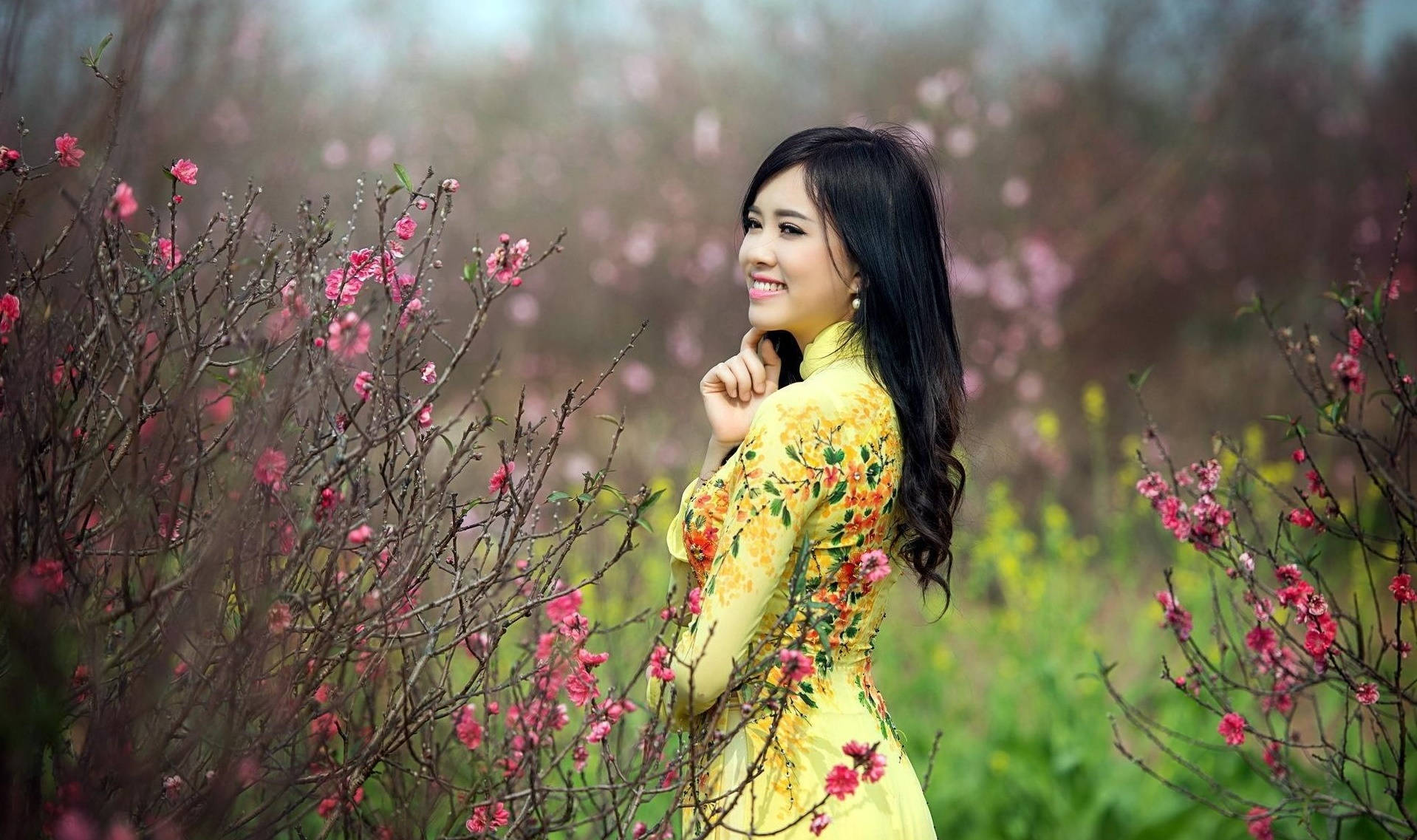 Japan Girl Yellow Summer Yukata Background