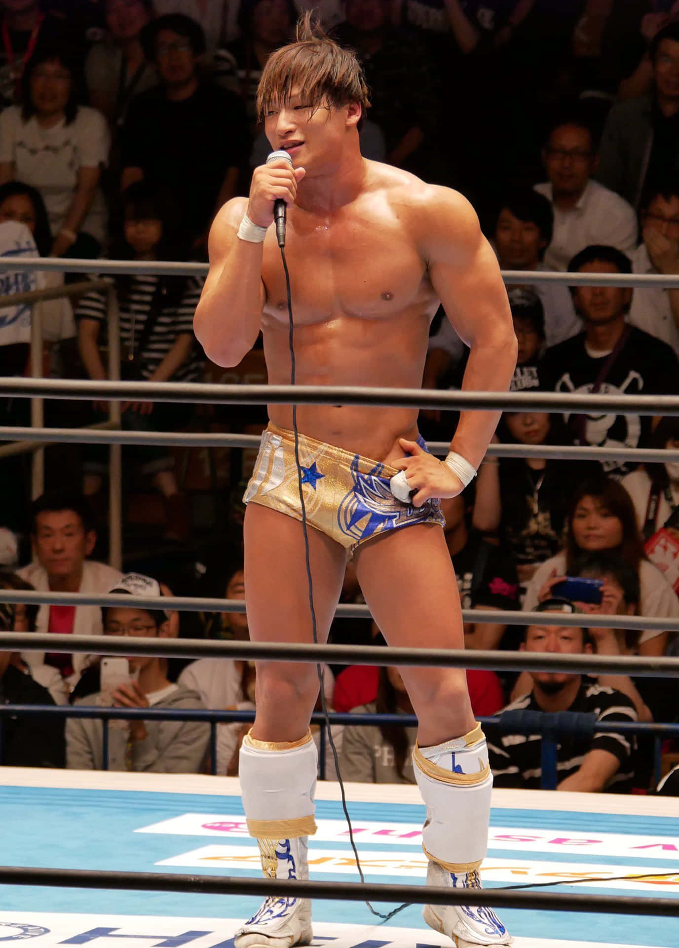 Japanese Wrestler Kota Ibushi Talking To The Crowd Background