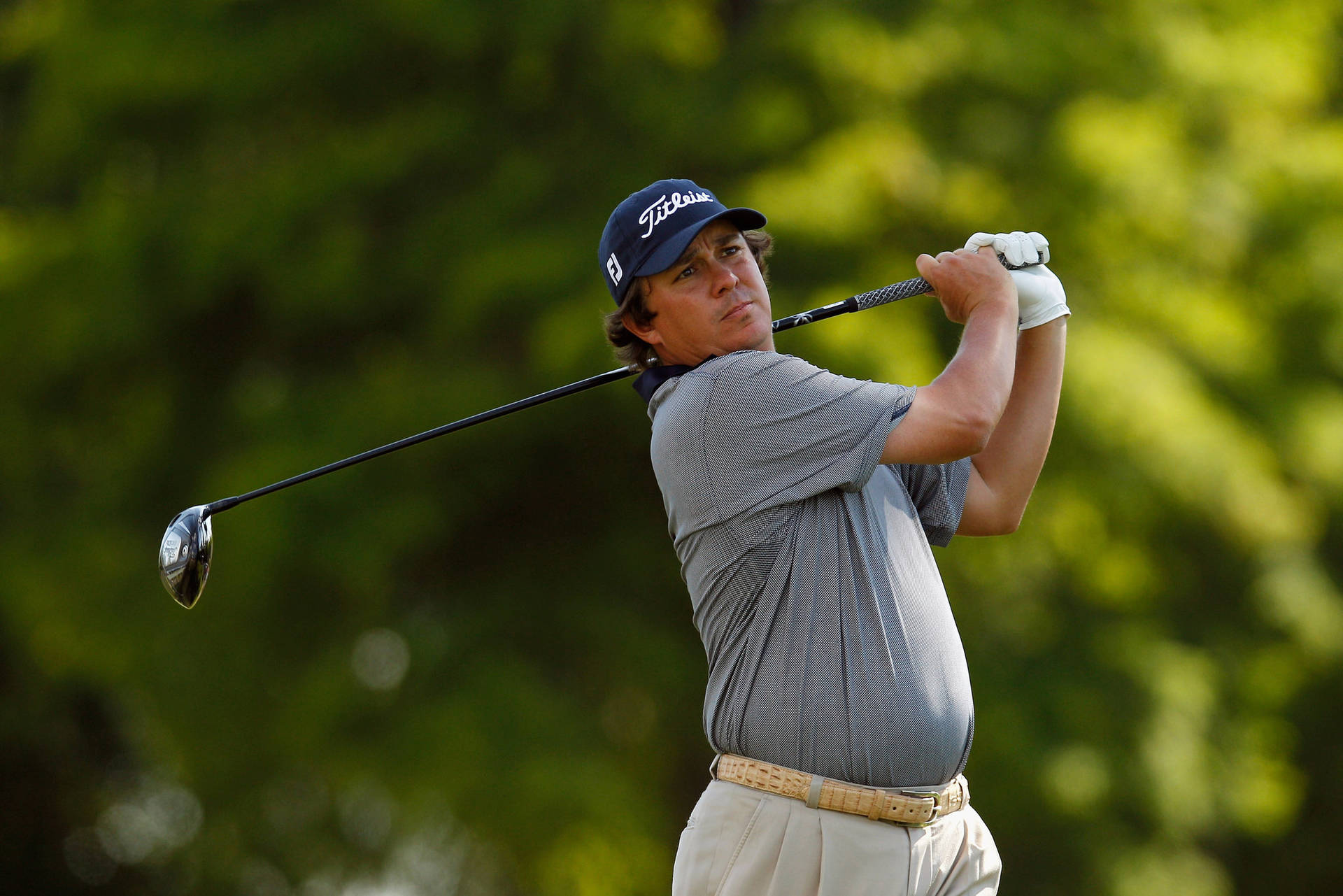 Jason Dufner Wearing A Gray Shirt Background