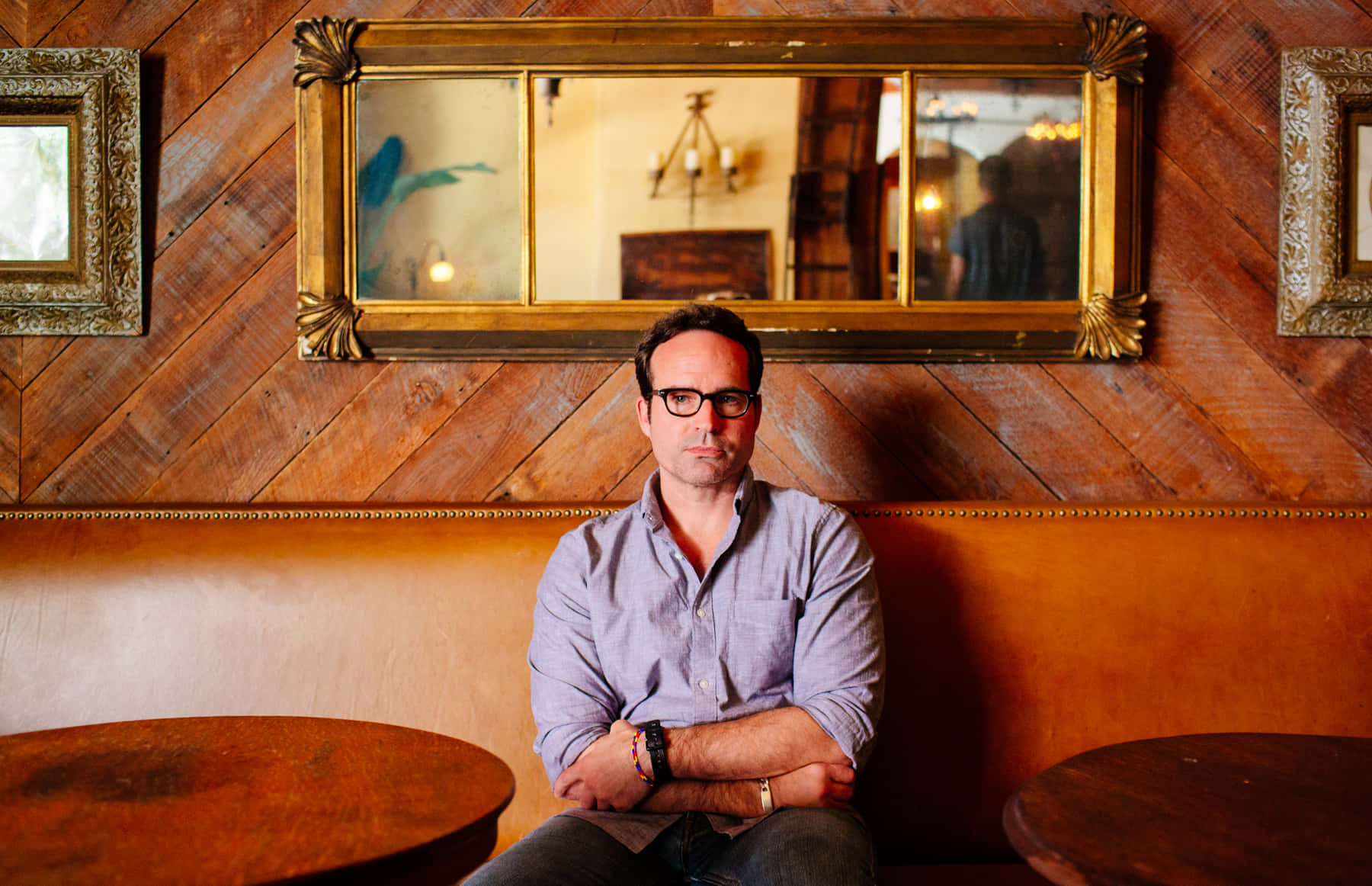 Jason Patric Elegantly Dressed Background