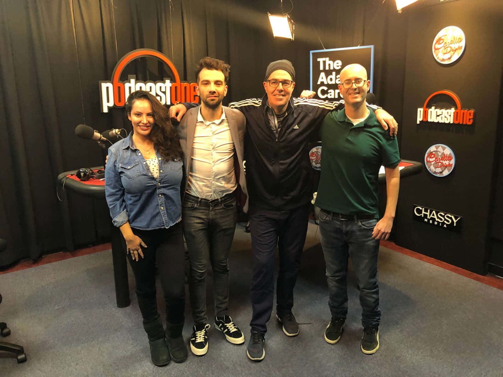 Jay Baruchel In A Stylish Casual Look Background