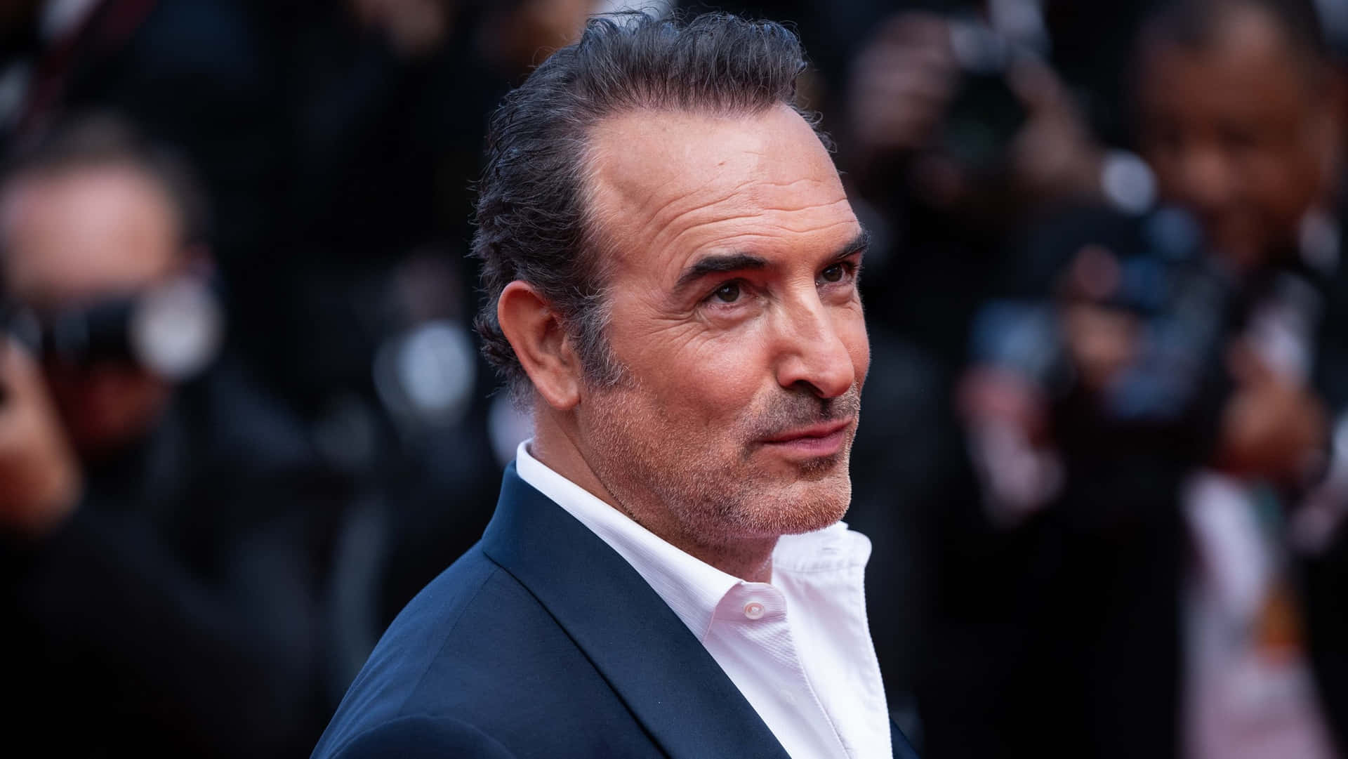 Jean Dujardin 2000 X 1126 Background