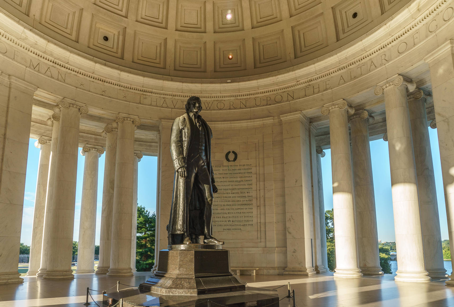 Jefferson Memorial Statue Side-angle