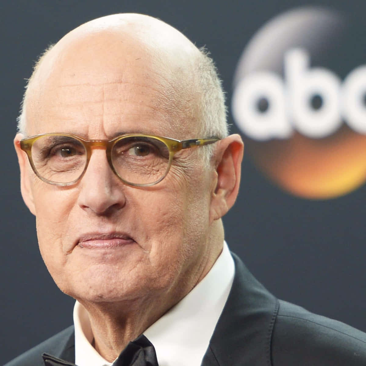 Jeffrey Tambor Captivating A Dramatic Pose Against A Backdrop.