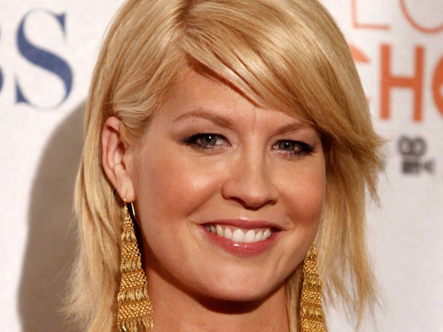 Jenna Elfman Glowing At The People's Choice Awards 2010 Background