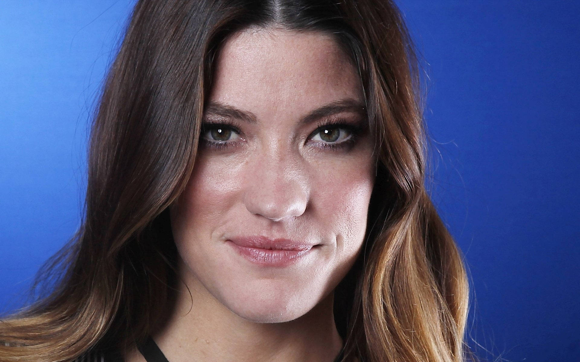 Jennifer Carpenter Gleaming With A Radiant Smile Background