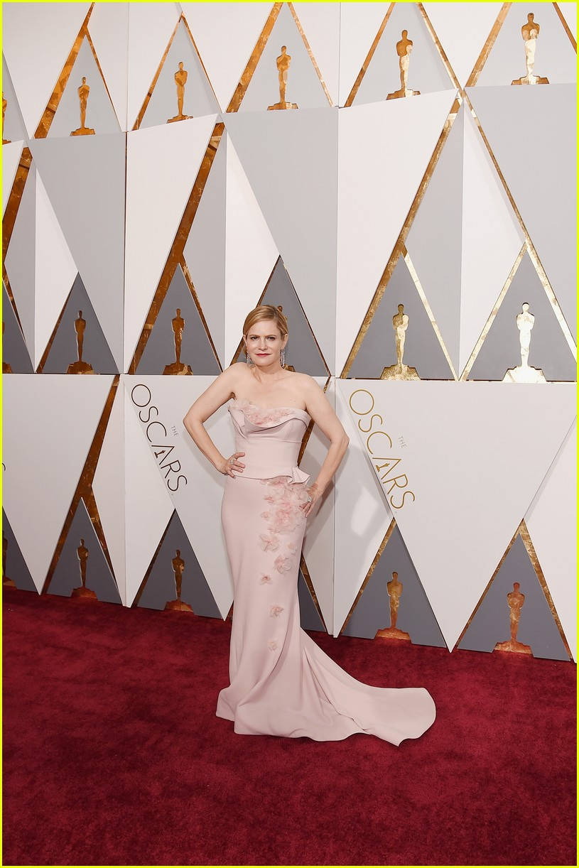 Jennifer Jason Leigh Oscars Red Carpet Background