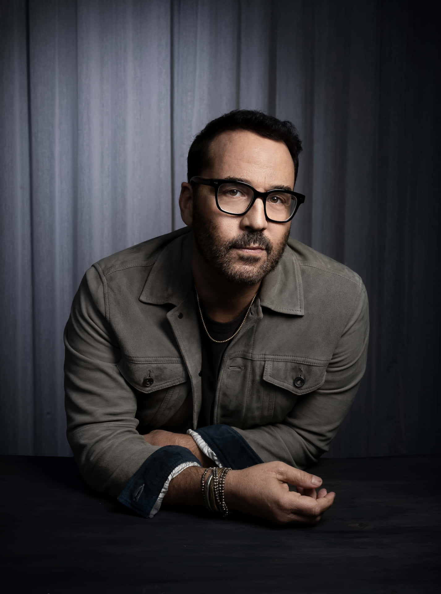 Jeremy Piven 3120 X 4200 Background