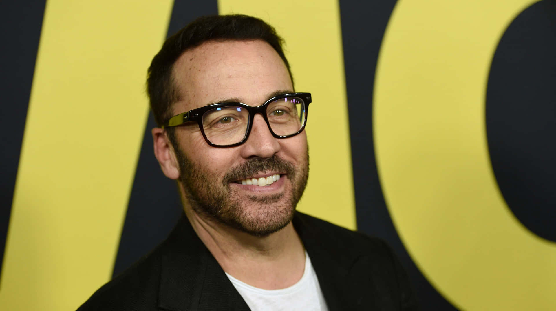 Jeremy Piven 3200 X 1789 Background