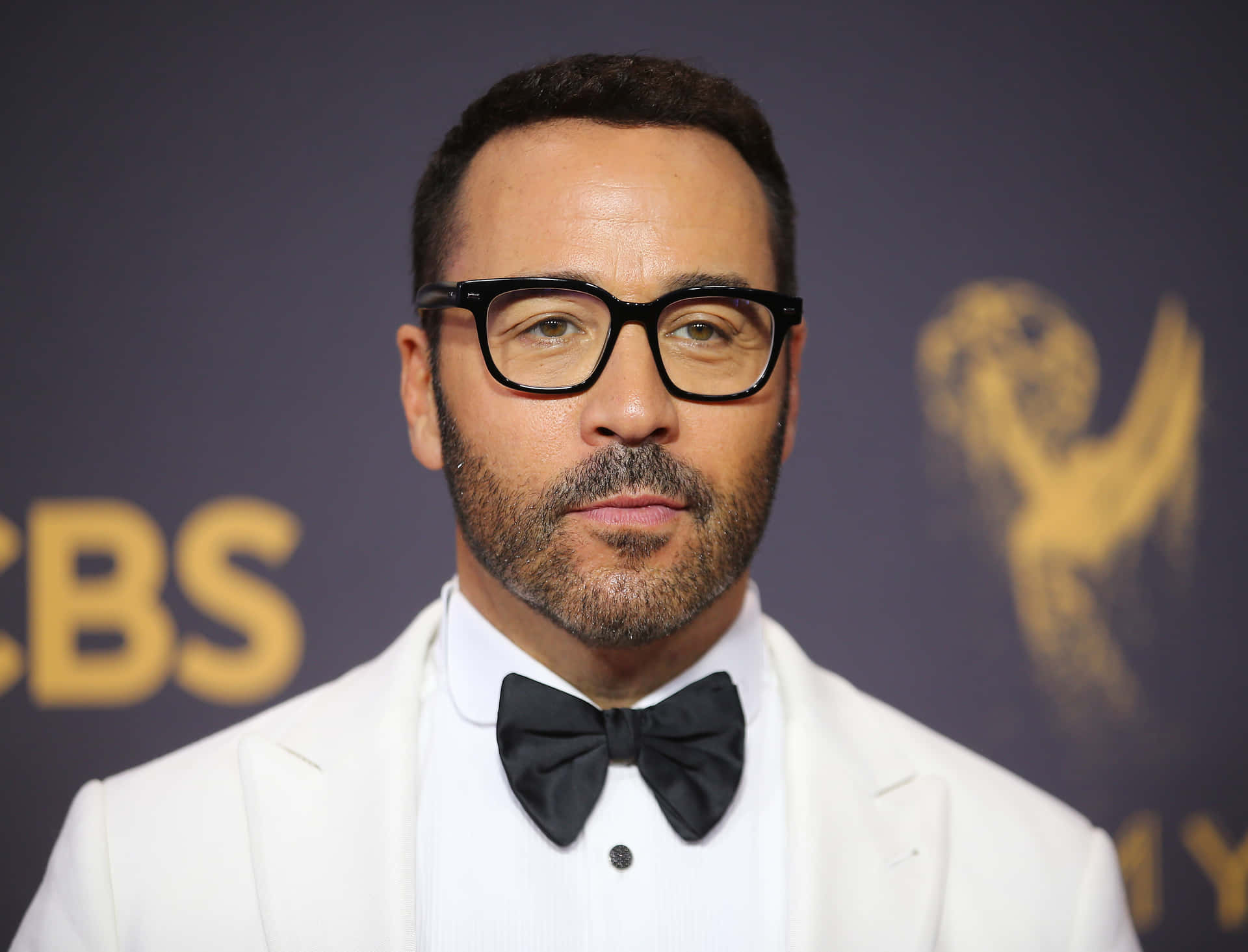 Jeremy Piven 3500 X 2671 Background