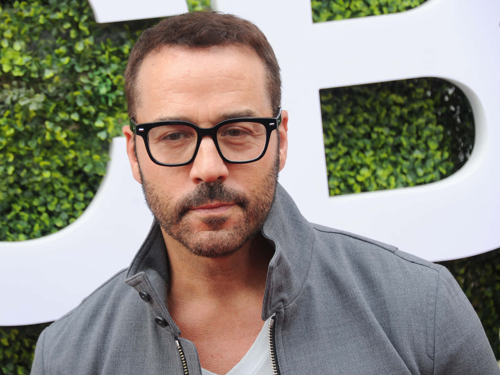 Jeremy Piven 4999 X 3749 Background