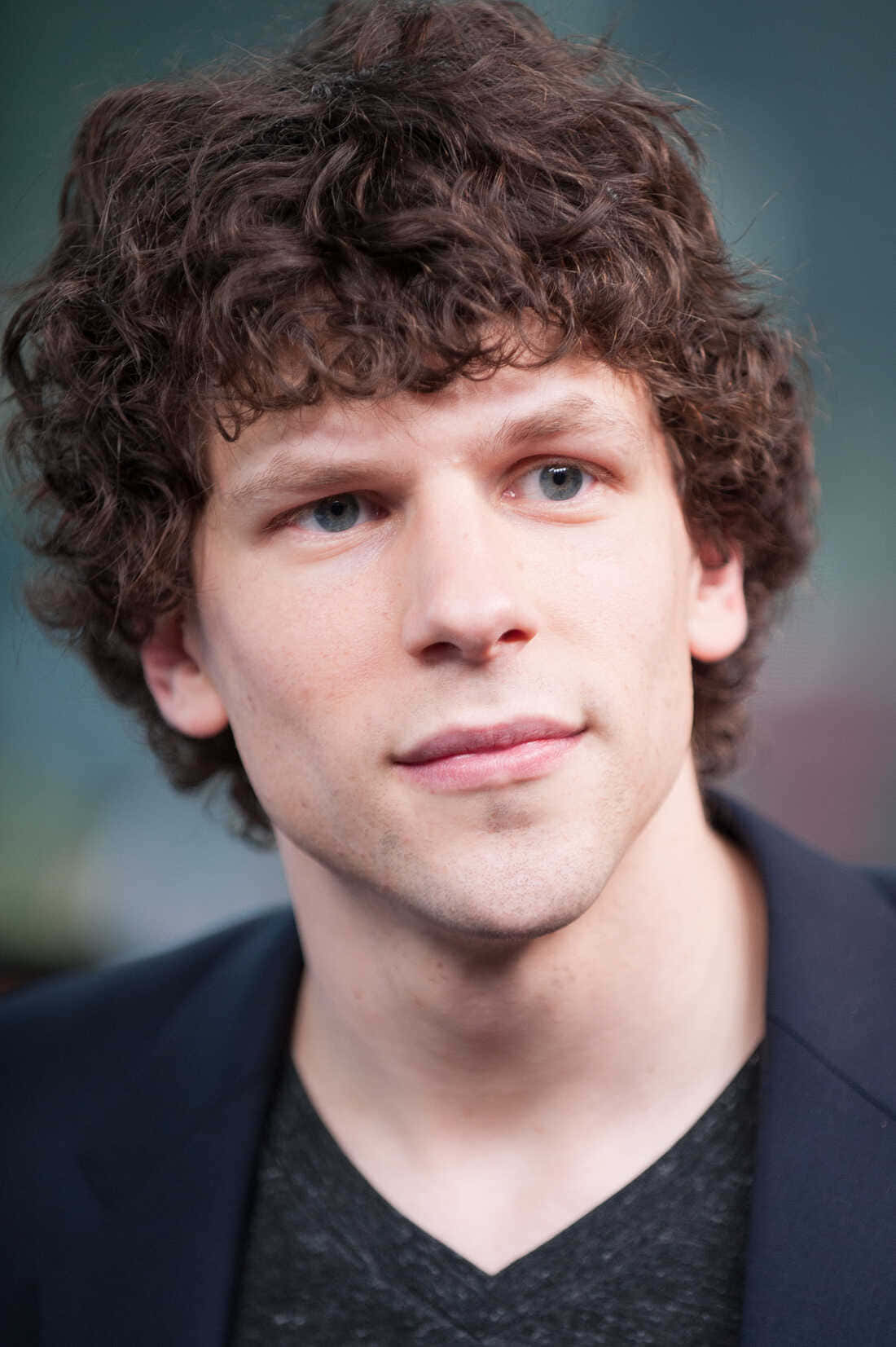 Jesse Eisenberg 1100 X 1653 Background