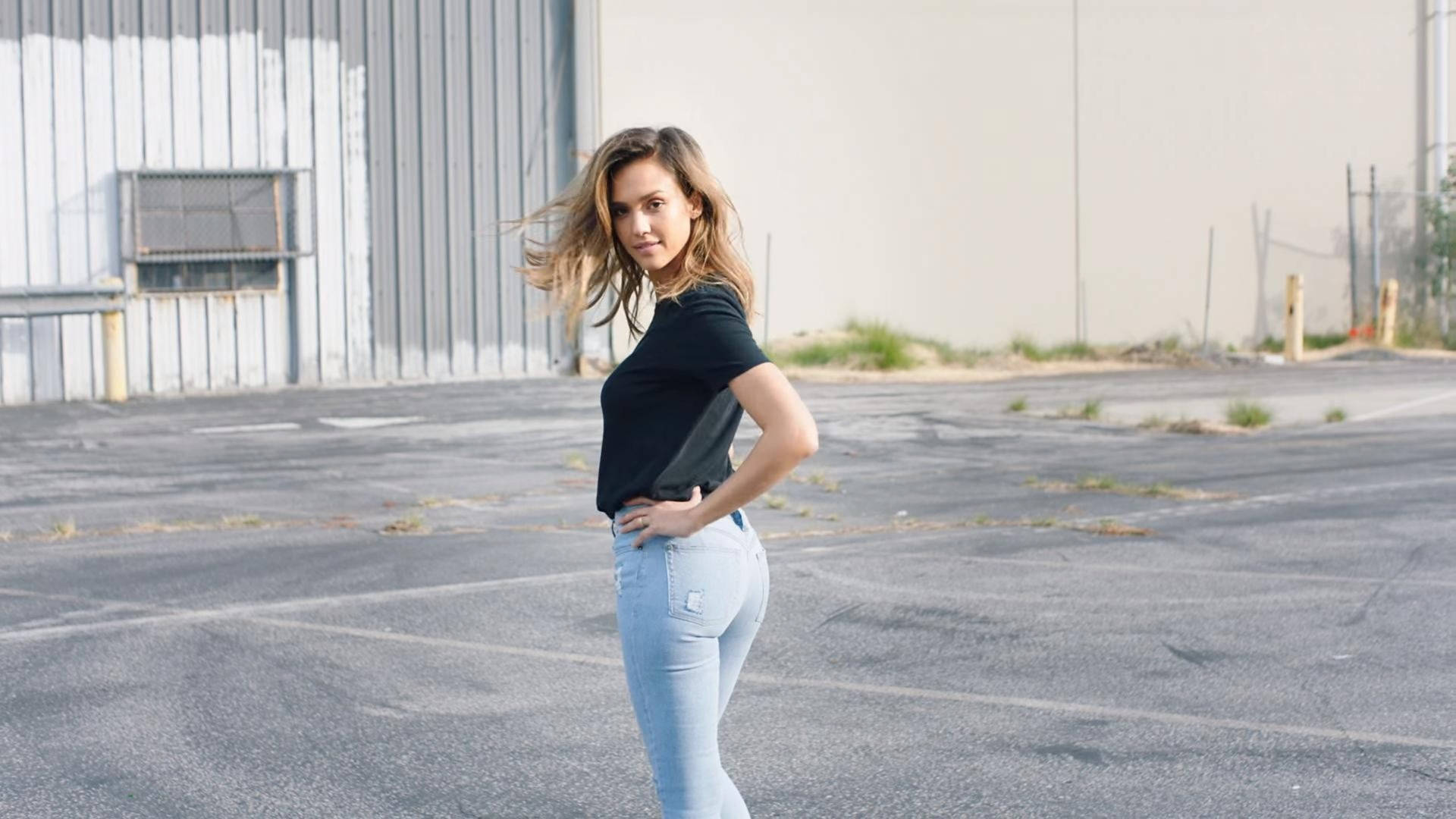 Jessica Alba In Skinny Jeans Background