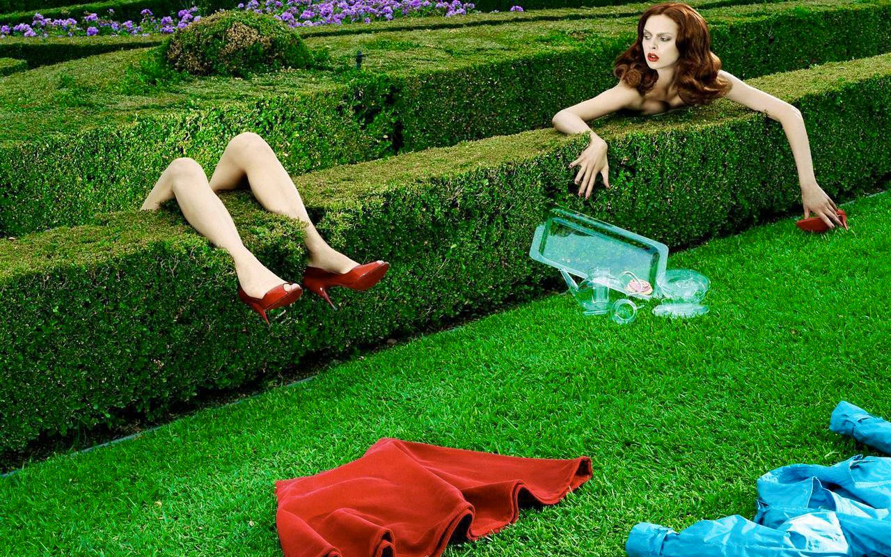Jessica Stam In A Hedge Maze Background