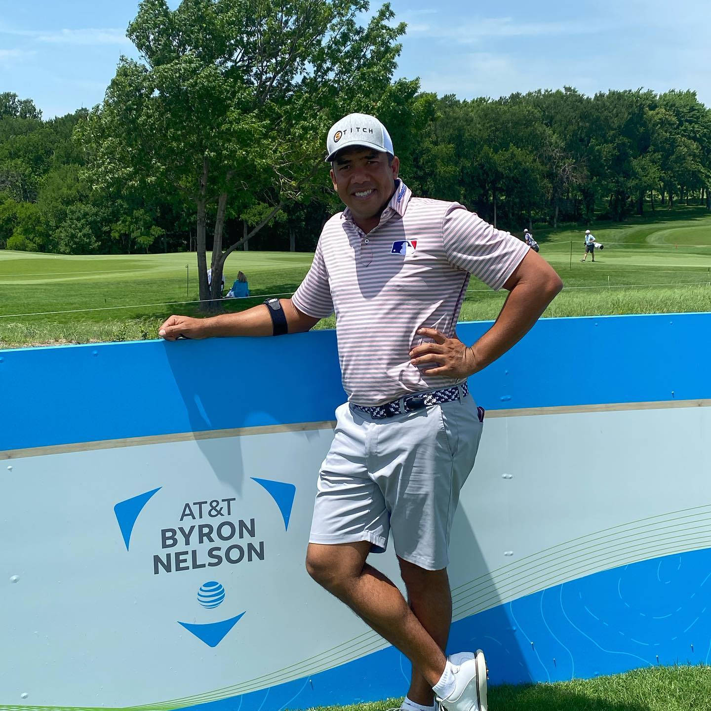 Jhonattan Vegas Left Hand On Waist Background