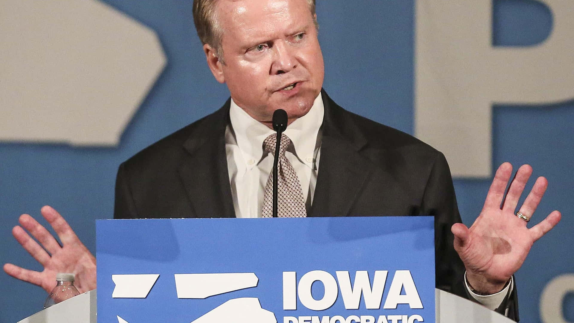 Jim Webb At Iowa Democratic Party Event Background