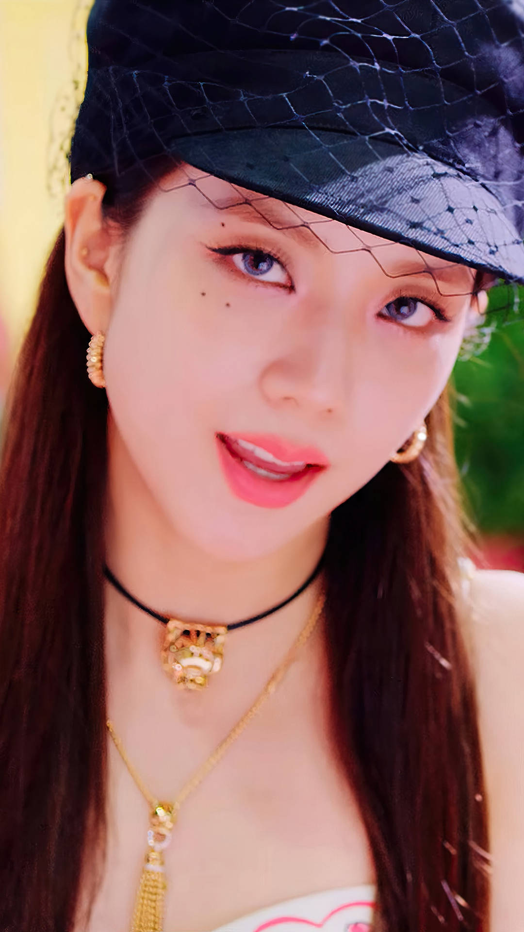 Jisoo Cute Mesh Hat Close-up Background
