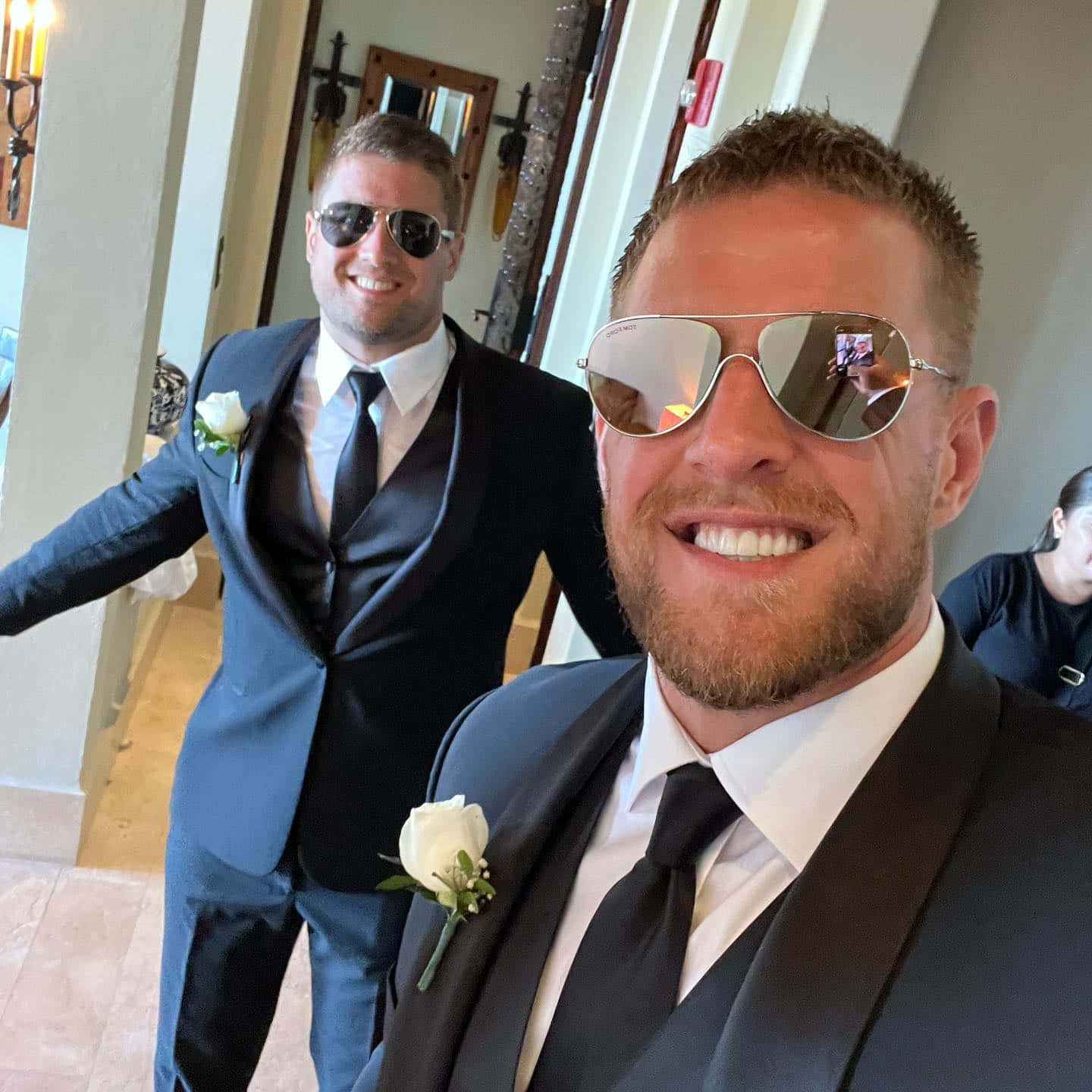 Jj Watt - An Nfl Defensive Powerhouse Background