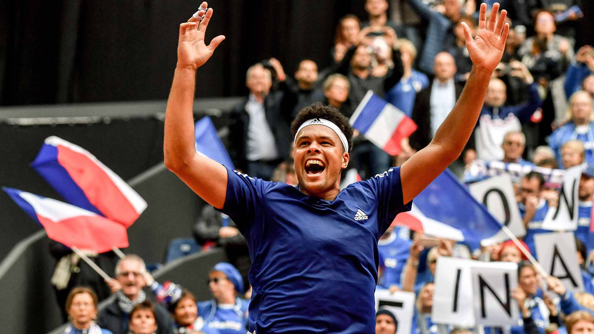 Jo-wilfried Tsonga Celebrating Victory Background