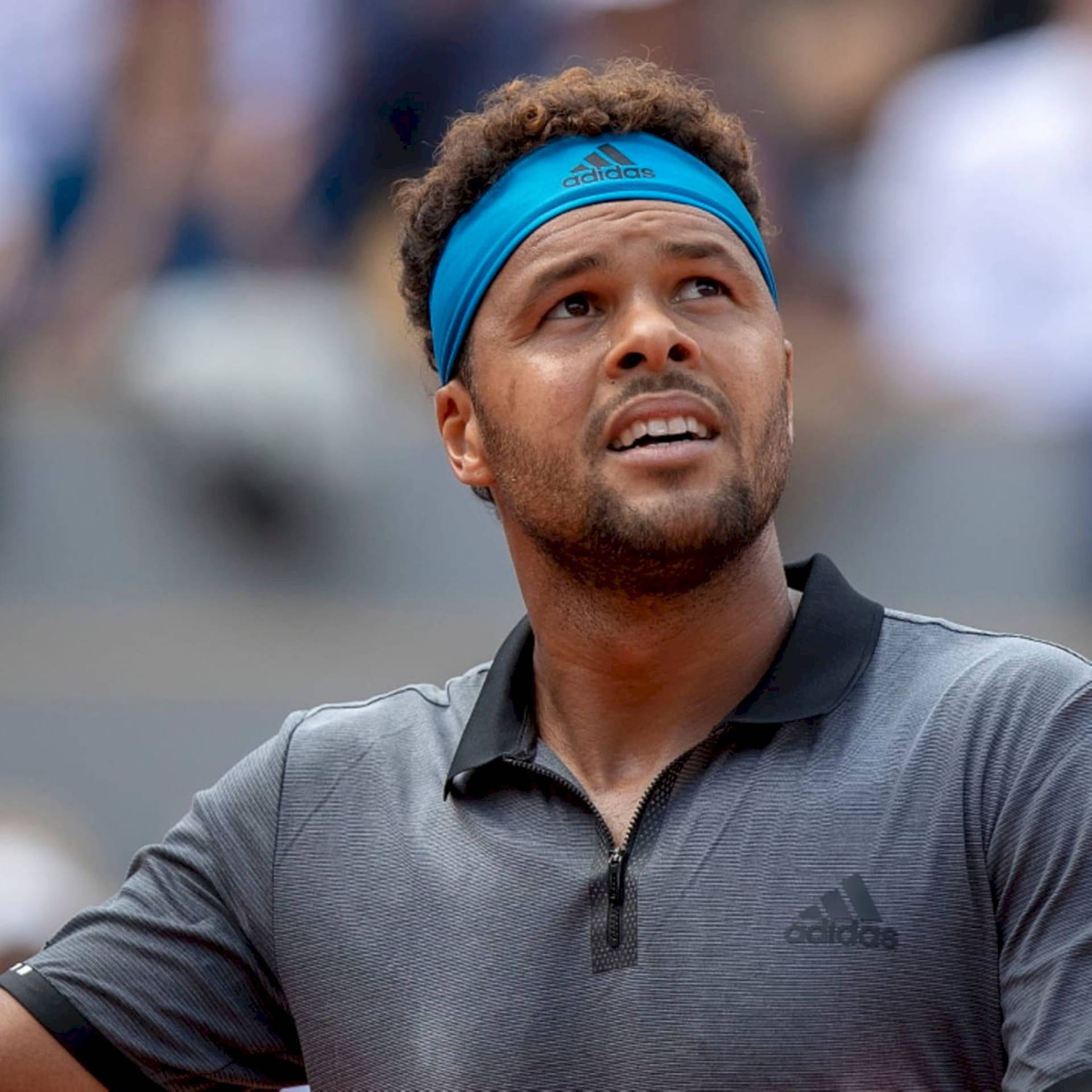 Jo-wilfried Tsonga Concentrating On The Game Background