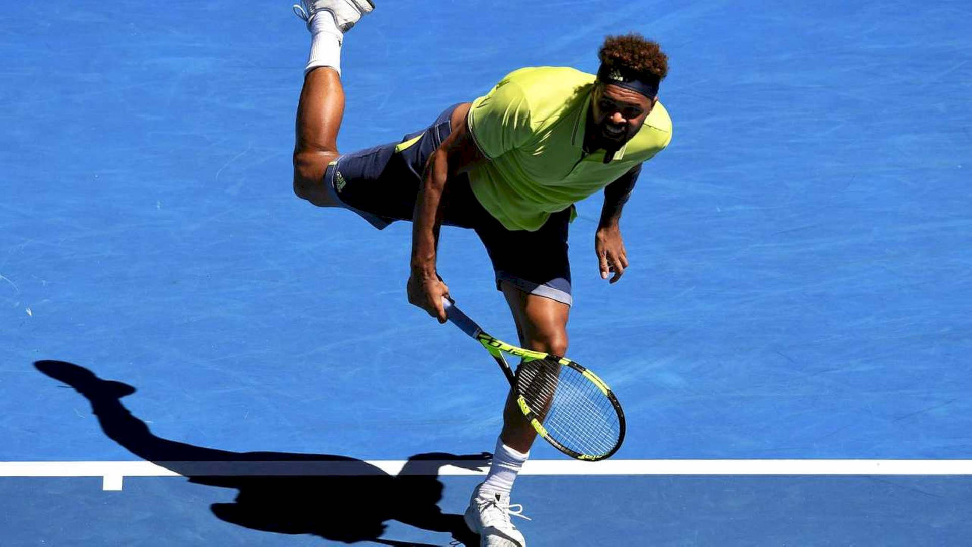 Jo-wilfried Tsonga One Leg Up Background