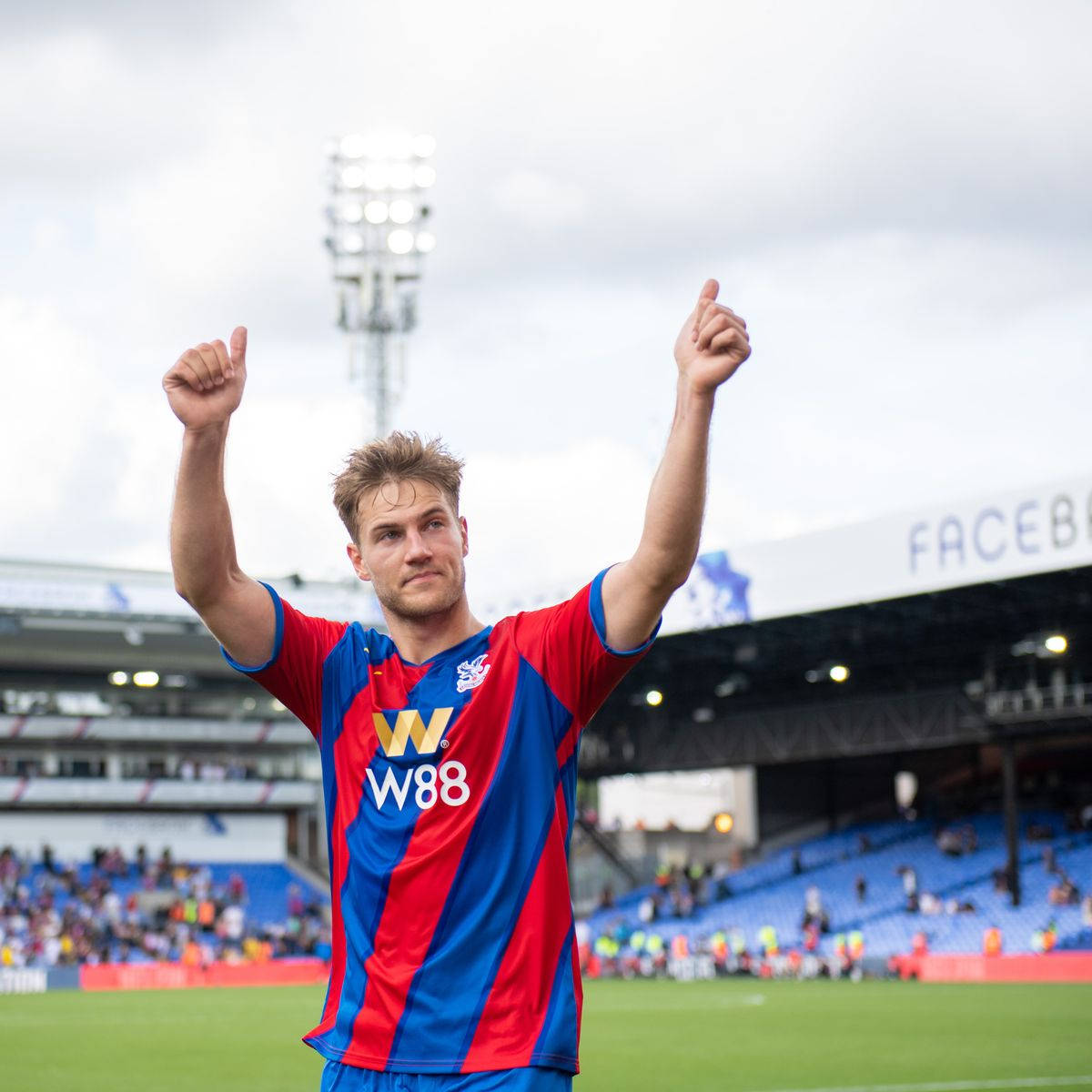 Joachim Andersen Giving Thumbs-up Background