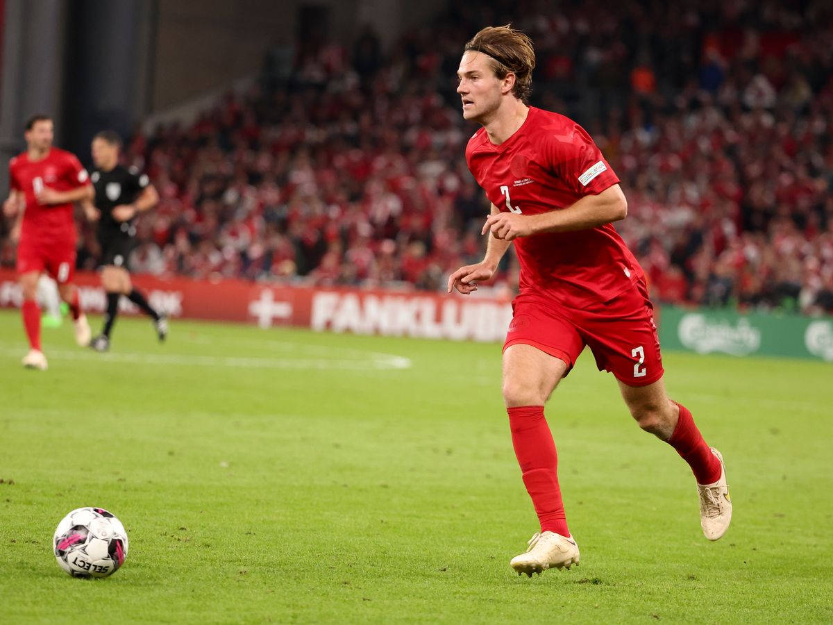 Joachim Andersen Running On The Field