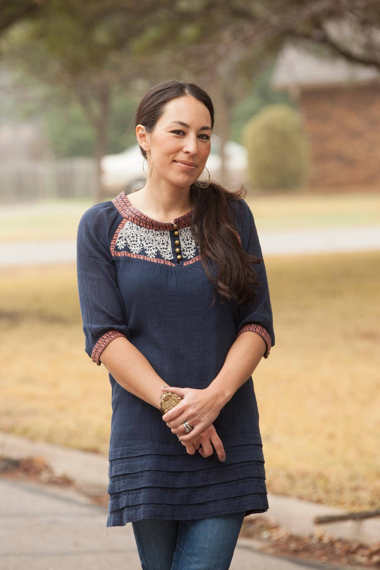 Joanna Gaines Enjoying A Day At The Park Background