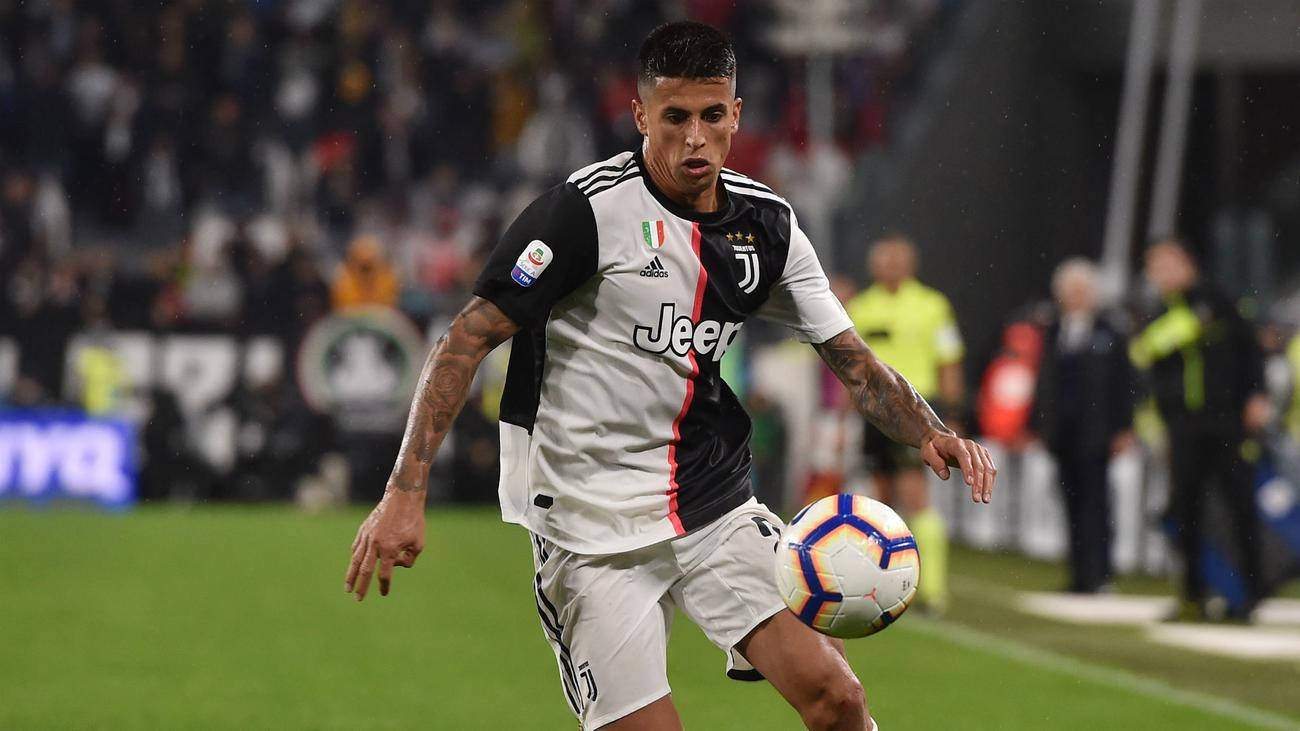 Joao Cancelo Focused On The Ball