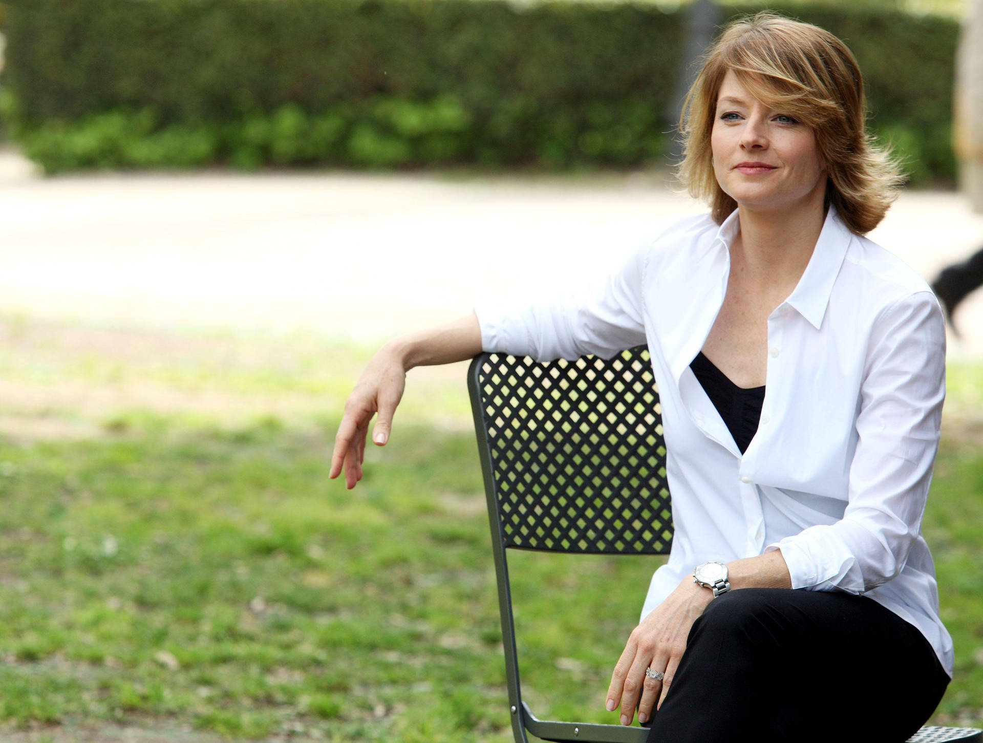 Jodie Foster Relaxing On Chair Background