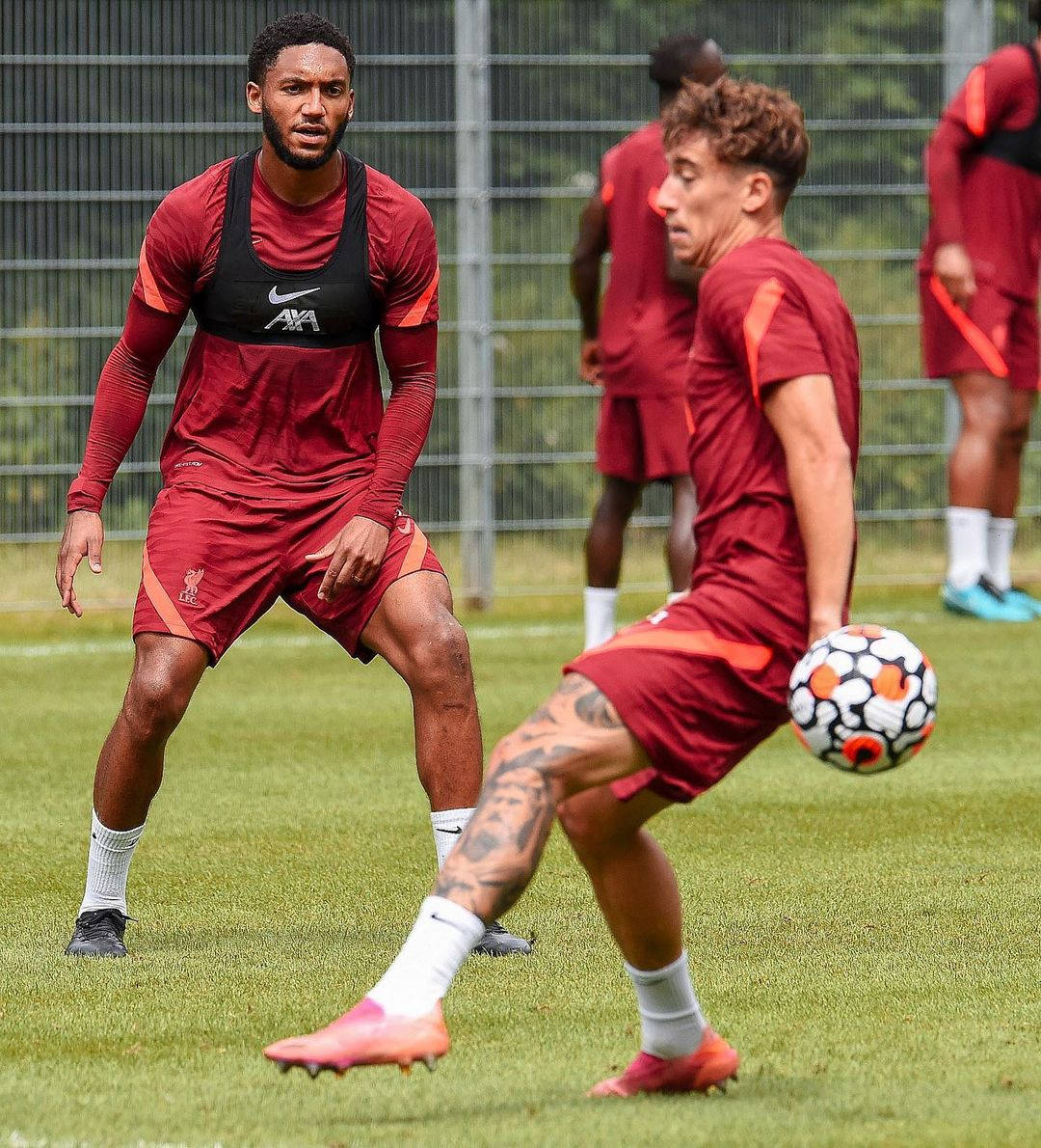 Joe Gomez With Liverpool Teammates Background