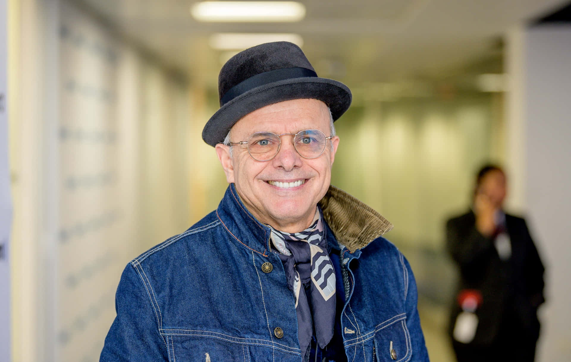 Joe Pantoliano 2000 X 1270 Background