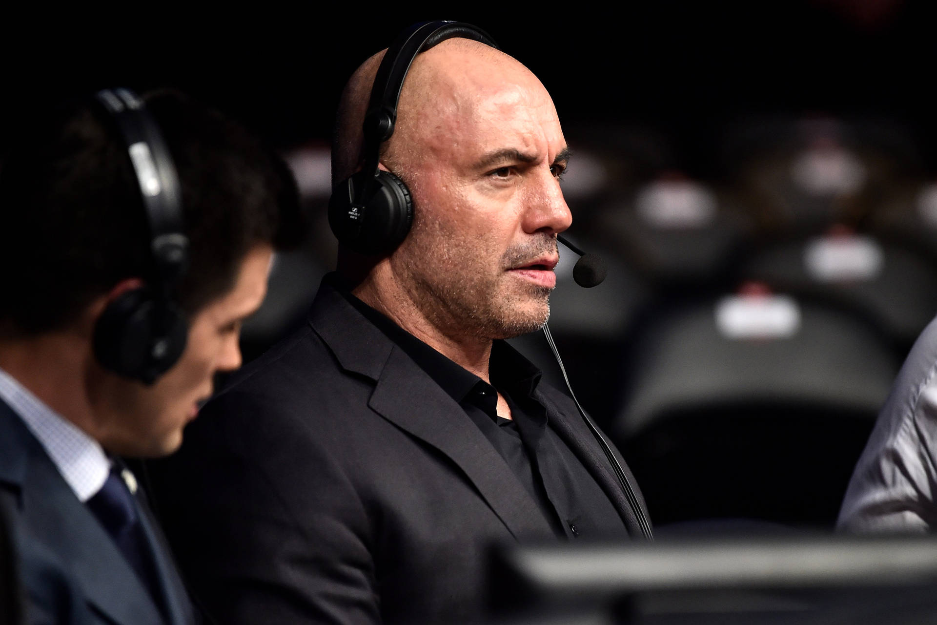 Joe Rogan Providing Ringside Commentary During A Ufc Event Background